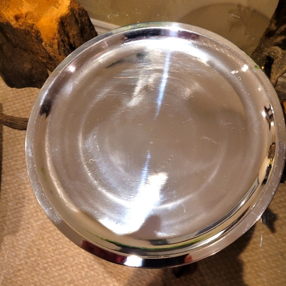 Stainless steel dinner plates. - Picture 1 of 7